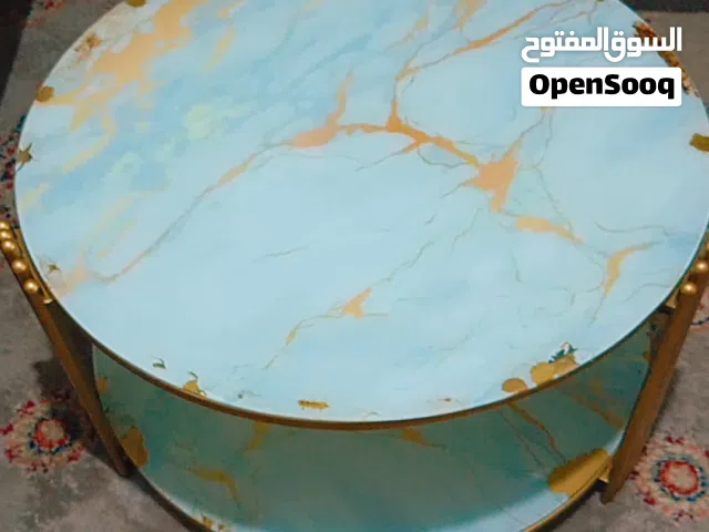 طاوله وسط للبيع بسبب ضيق المكان حجمها كبير لحالها مامعها طاولات صغار