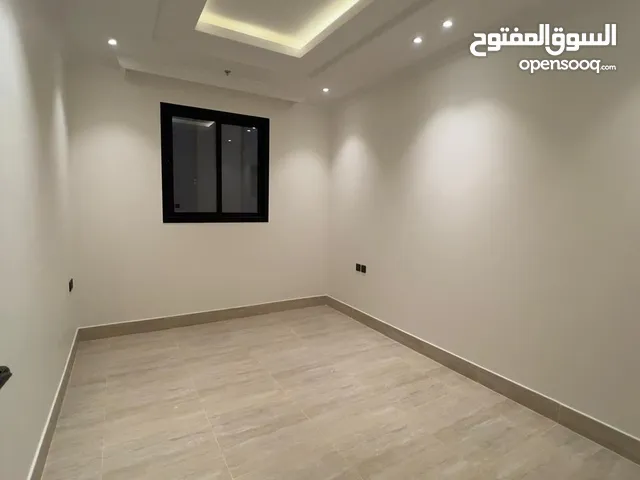 شقة للايجار الرياض حي قرطبة مكونة من ثلاث غرف وثلاث دورات مياه ومطبخ وصالة