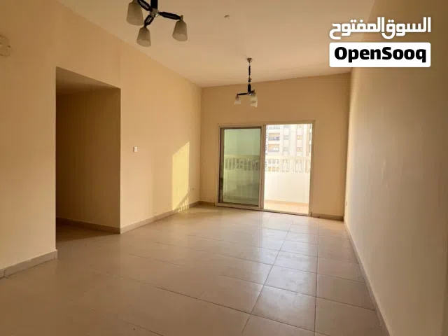 غرفتين وصالة للإيجار بالقاسمية مع بلكونة وخزائن بالحائط قريب من مخرج دبي