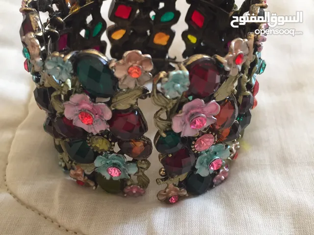 Flowery coloured metal bracelet