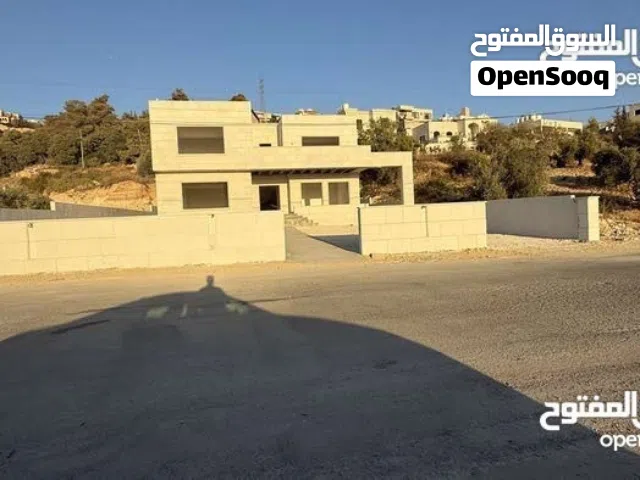 فيلا للبيع ماحص على مساحة ارض 990 م عظم بحاجه للتشطيب فقط بسعر مغري قرب منطقة الدير