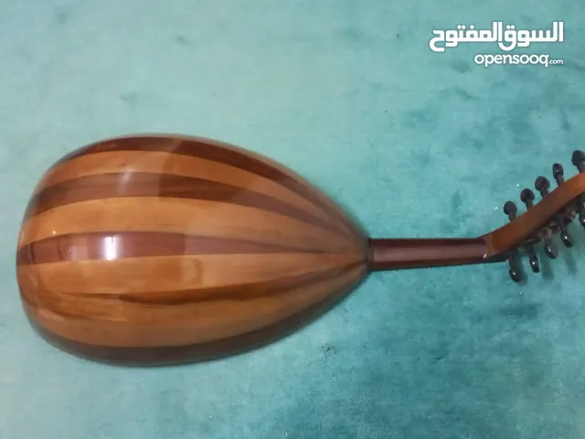 عود مصري صناعة عمر عزوز شبه جديد لايشكي من شي عليه اوتار جديده العود استخدامه اسبوعين فقط يعني جديد