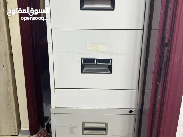 كابنيه للأوراق او الحذيه وبعض المستلزمات الشخصيه