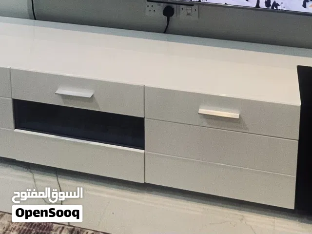مكتبة تلفزيون بحالة ممتازة وجودة عالية