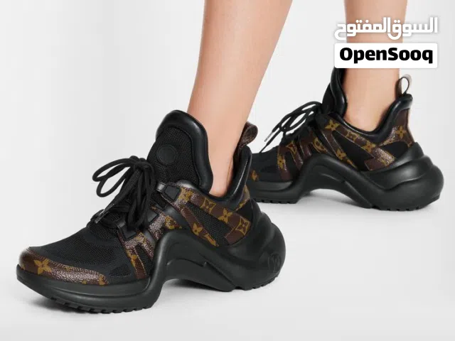 برند لوئي فيتون ماستخدمت علشان كنت هدية و الحين ببيع مريح جداً و كشخة