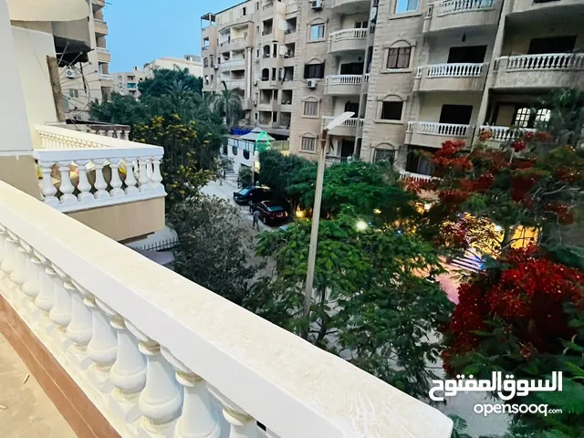شقة مميزة جداً بحدائق الأهرام مساحة 191م  موقع مميز خطوات للبوابة وثاني نمرة من الشارع الرئيسي