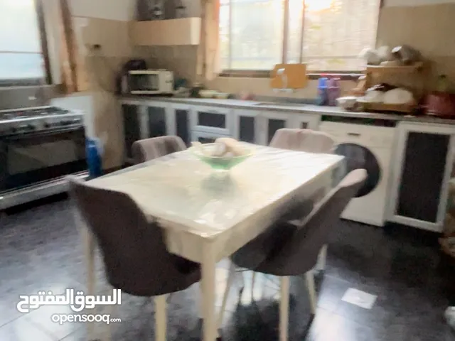 بيت مستقل مسور من كل الجهات مكون من طابقين الطابق الاول فقط للبيع مع ارض بمساحة دونم الا ربع تقريبا