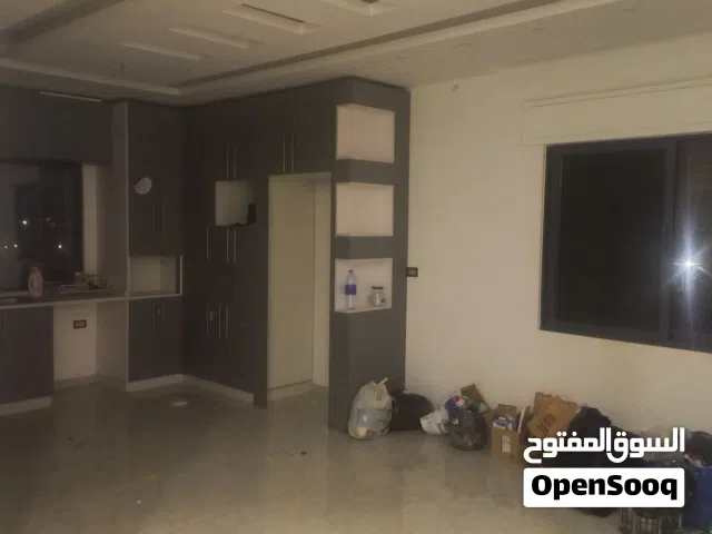 شقه فارغه للإيجار طريق المطار حي الارز 150م
