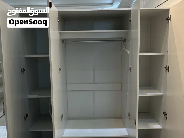 خزانة كبت 4 أبواب بحالة جيدة