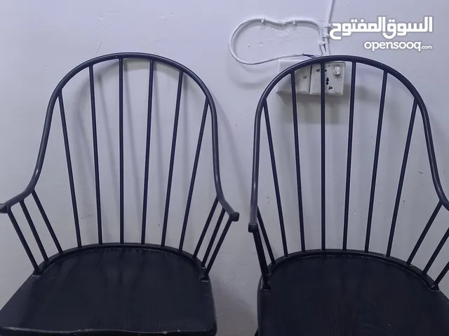 السلام عليكم عندي كراسي اثنين لون اسود وطاولة خشيبه