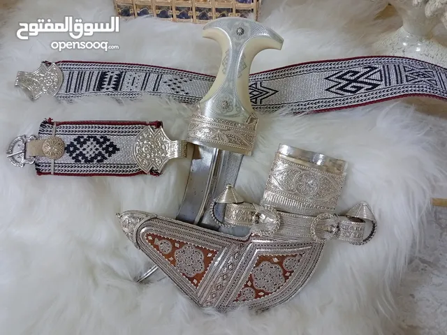 خنجر للبيع شبه جديده نظيفه جداً