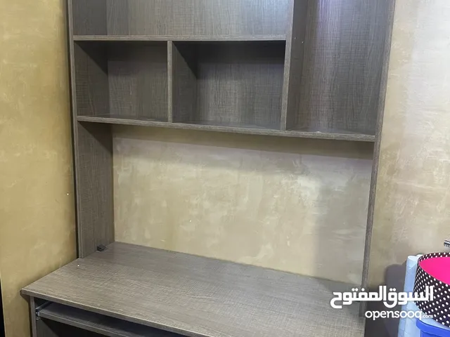 طاولة كومبيوتر مع مكتبة