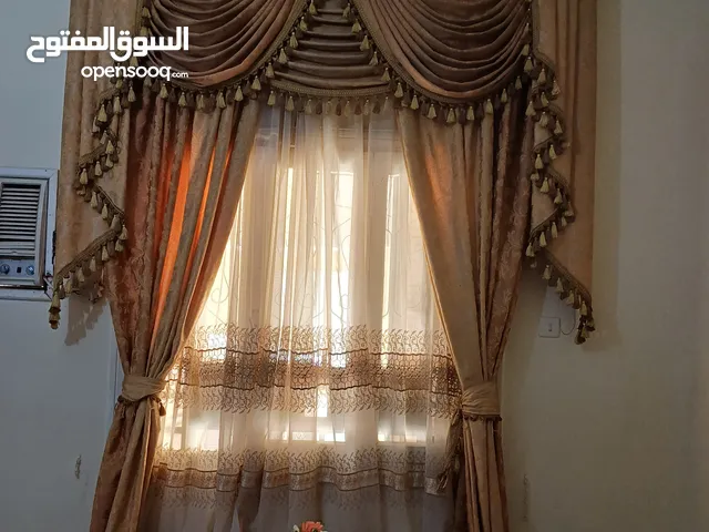 ستار حاجه نظيفه باالوحه خشب وبسعر التخفيض 190د فقط