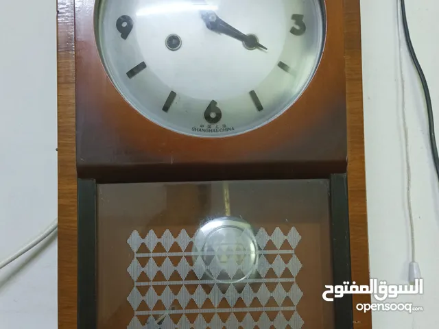 ساعة بندول قديمه جدا وشغاله