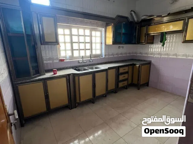 شقه للايجار في الجمعيات بناء حديث موقع ممتاز تحتوي غرفتين منام صاله مطبخ صحيات استقبال طابق اول