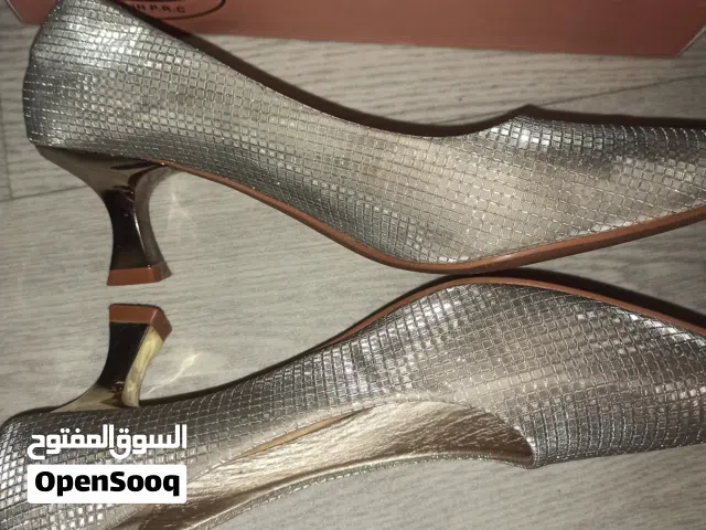 حذاء كعب عالي