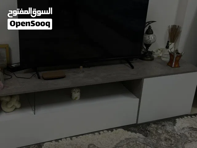 شاشه مع طاولة تلفاز 50اينج200