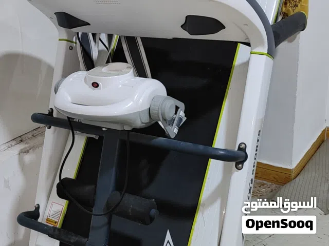 جهاز سير رياضي من ماركة MGT SPORTS باللون الأبيض مع لمسات خضراء.يتميز الجهاز بقدرة تحمل أوزان عالية