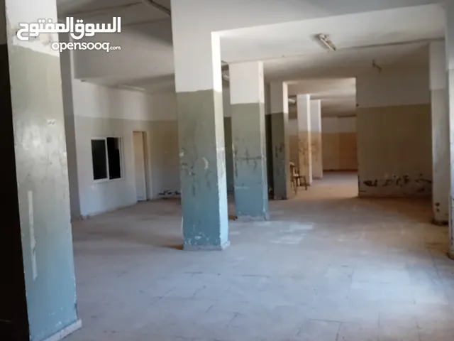 مخازن مساحة 300 متر للايجار مع ساحة خارجية كبيرة