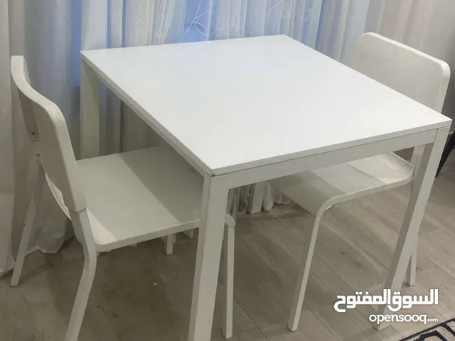 طاوله جلوس بيضاء من ايكيا طولها 1 عرضها 1. بدون كراسي !!