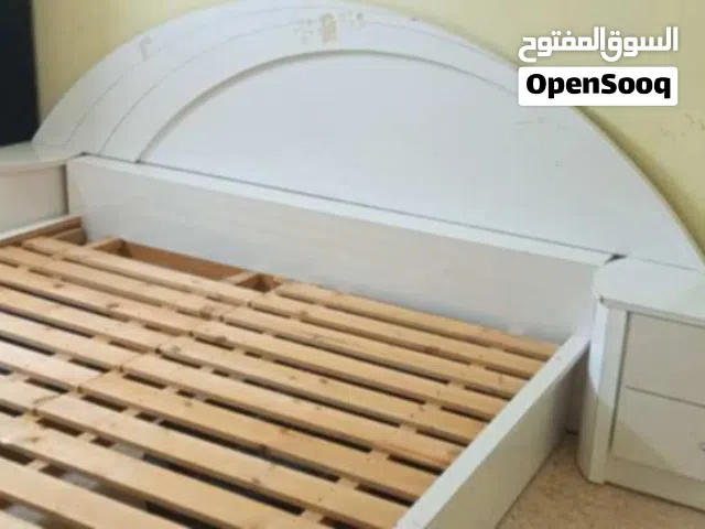 تخت وتواليت غرفة نوم للبيع