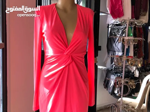 محل جميع انواع الملبوسات كامل كامل للبيع في بشري بضاعة جديدة و ماركات عالمية بأرخص الأسعار