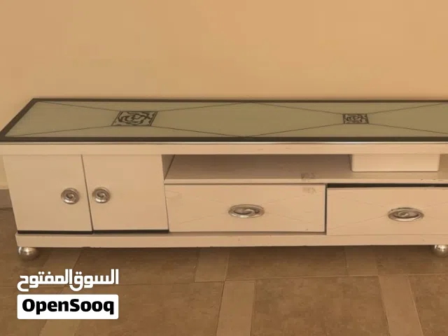 طاوله تلفزيون شبه جديده قابله للتوسع الى 100 بوصه