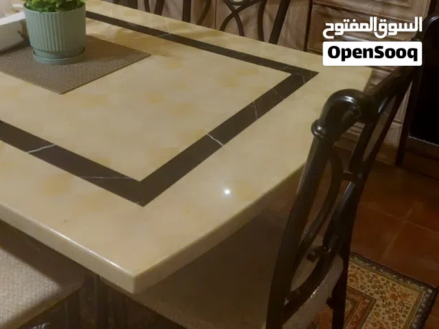 طاولة طعام من الرخام ل 5 أشخاص بحالة ممتازة جدا والكراسي مكان الجلوس مغطاه فلم تتعرض لأي أوساخ
