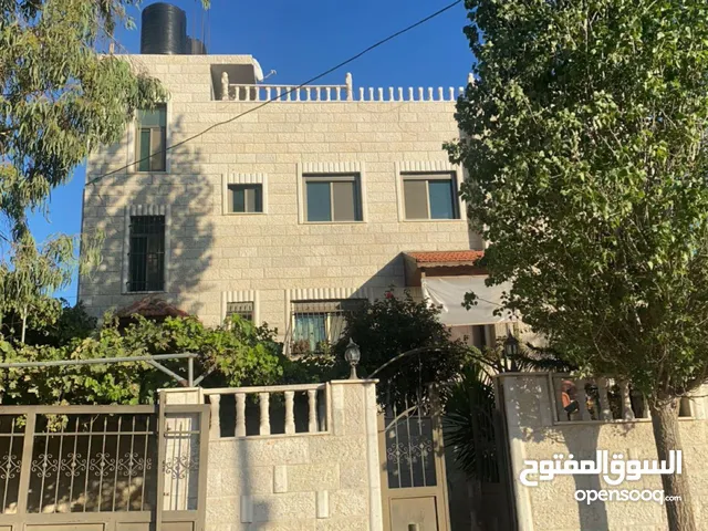 400 m2 More than 6 bedrooms Villa for Sale in Ramallah and Al-Bireh Beitunia