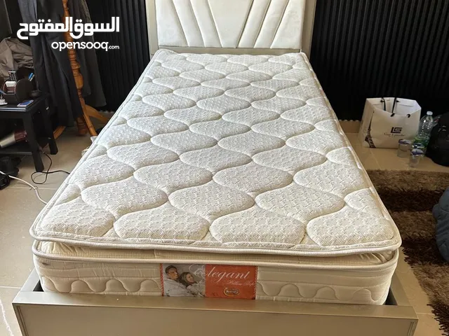 سرير مفرد مع فرشة طبيه بحالة الجديد
