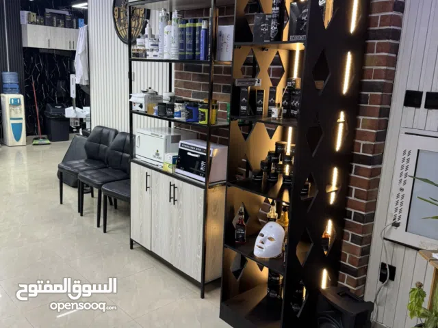 صالون حلاقة رجالية مجهز بالكامل