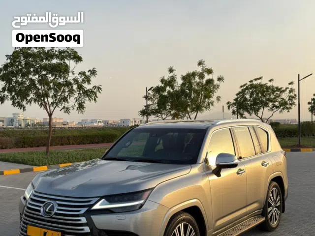 لكزس LX600 2022 فضي تيتانيوم ممشى 26 الف على ضمان الوكاله تامين شامل