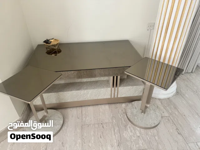طاوله كبيره وسط مع 6طاولات جانبيه
