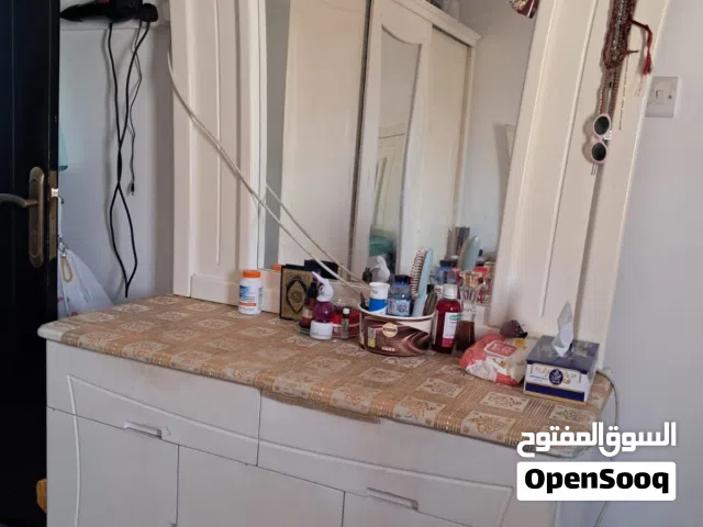غرفة نوم ومنضدة سفرة