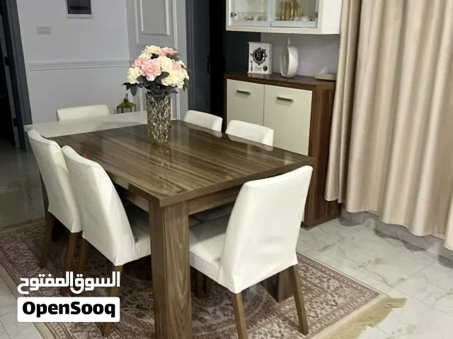 غرفة اكل متكاملة مع ستار وقطعة سجاد  للبيع