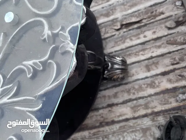طاولة كلاسيكية فاخرة – لمسة ملكية في منزلك