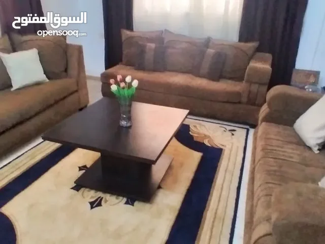 طقم كنب تفصيل بحالة ممتازة للبيع