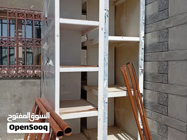 رفوف مستخدمه