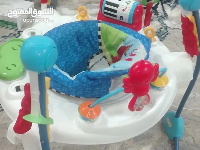 للبيع اغراض اطفال وسرسر ابيض خشبي شبهجديد مجانا