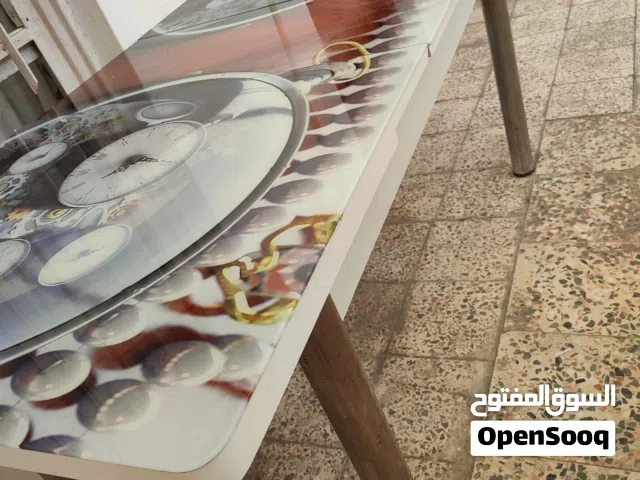 ميز طعام نظيف مستعمل قليل