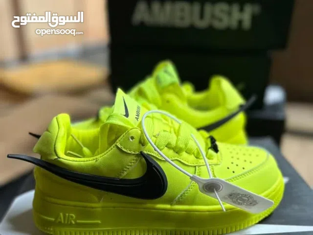 احذيه رياضيه ذات علامات تجاريه