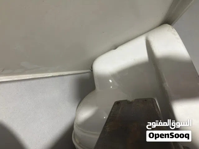 طقم حمام معلق عدد 2 ومغسلة