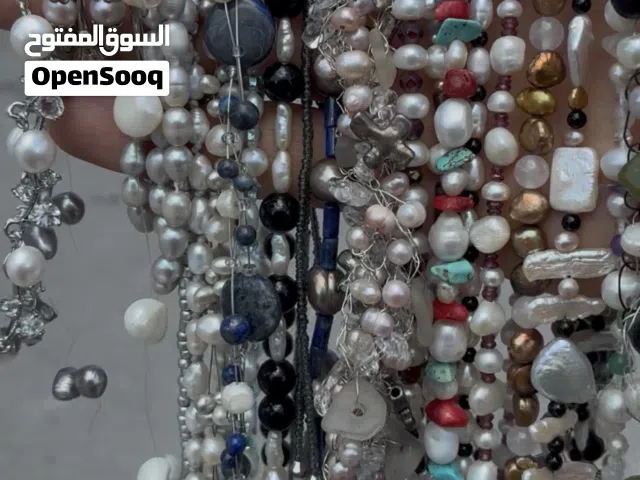 اكثر من 25 عقد من اللؤلؤ والأحجار الكريمه