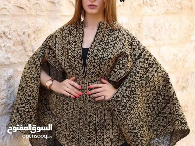 كاب ذهبي مطرز ومبطن بالكامل