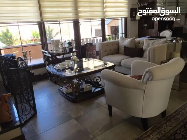 فيلا متلاصقة مع بركة وحديقة للايجار