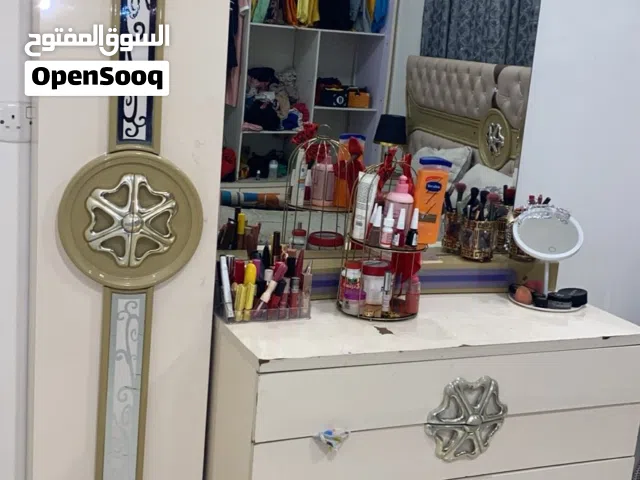 غرفه كامله بعد بيها زاويه وكوميديات يم جربايه والكنتور البيبان مالته موجودات يحتاج بس سكه ويتشكلن