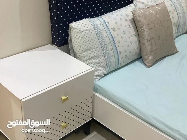سرير 120 سم + مرتبة + كمودينه