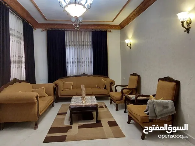 ديوان او صالة كاملة مع برداية عدد ثلاثة و ثريات و سجادة بحالة ممتازة