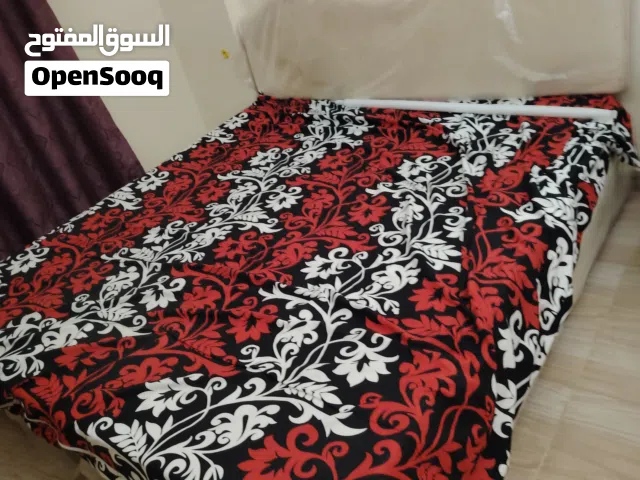 سرير كبير مع المرتبة ب 50 ريال الموقع المعبيلة الجنوبية خلف شيشه لمها جنب محل الهواتف الجزيرة المفقو