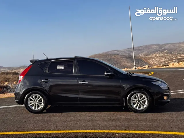هنداي i30 (جير عادي ) يد ثانيه ماطور جير كرتونه فل الفل فحص ممتاز غرفه جديده فتحه سقف اصليه